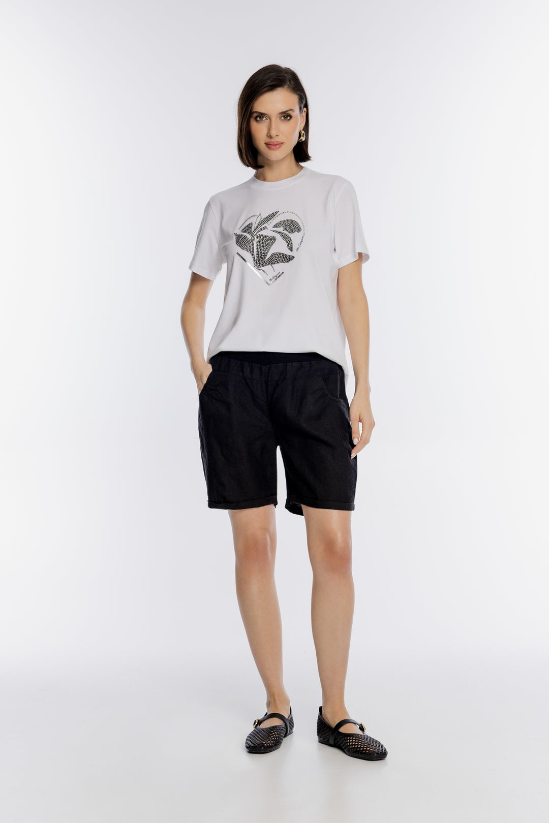 Biały T-shirt z ozdobną aplikacją i motywem liścia