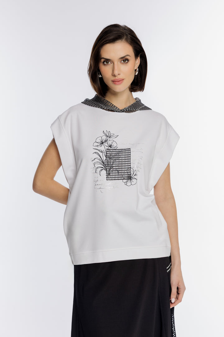 Biała bluza bez rękawów z ozdobnym kapturem