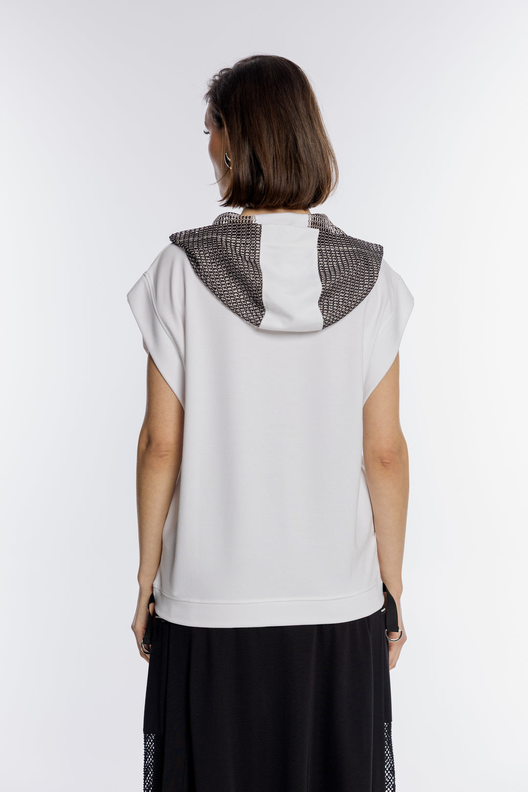 Biała bluza bez rękawów z ozdobnym kapturem