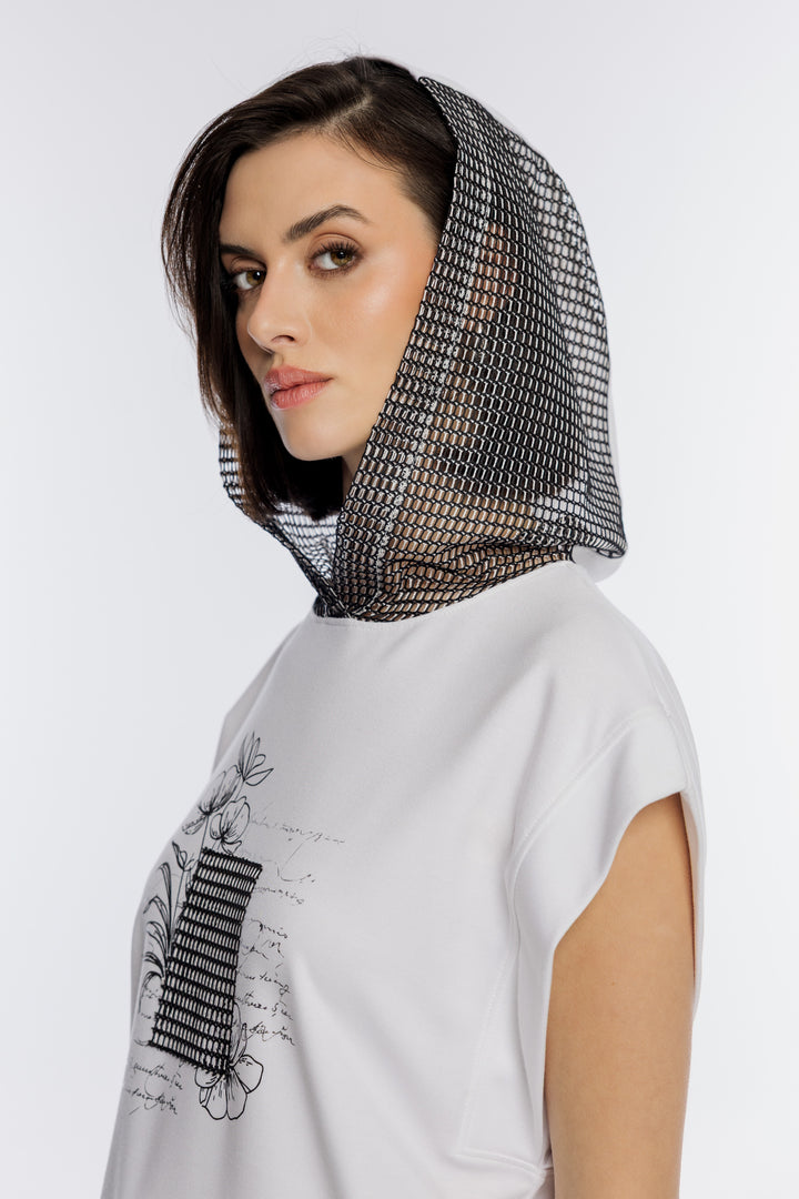 Biała bluza bez rękawów z ozdobnym kapturem