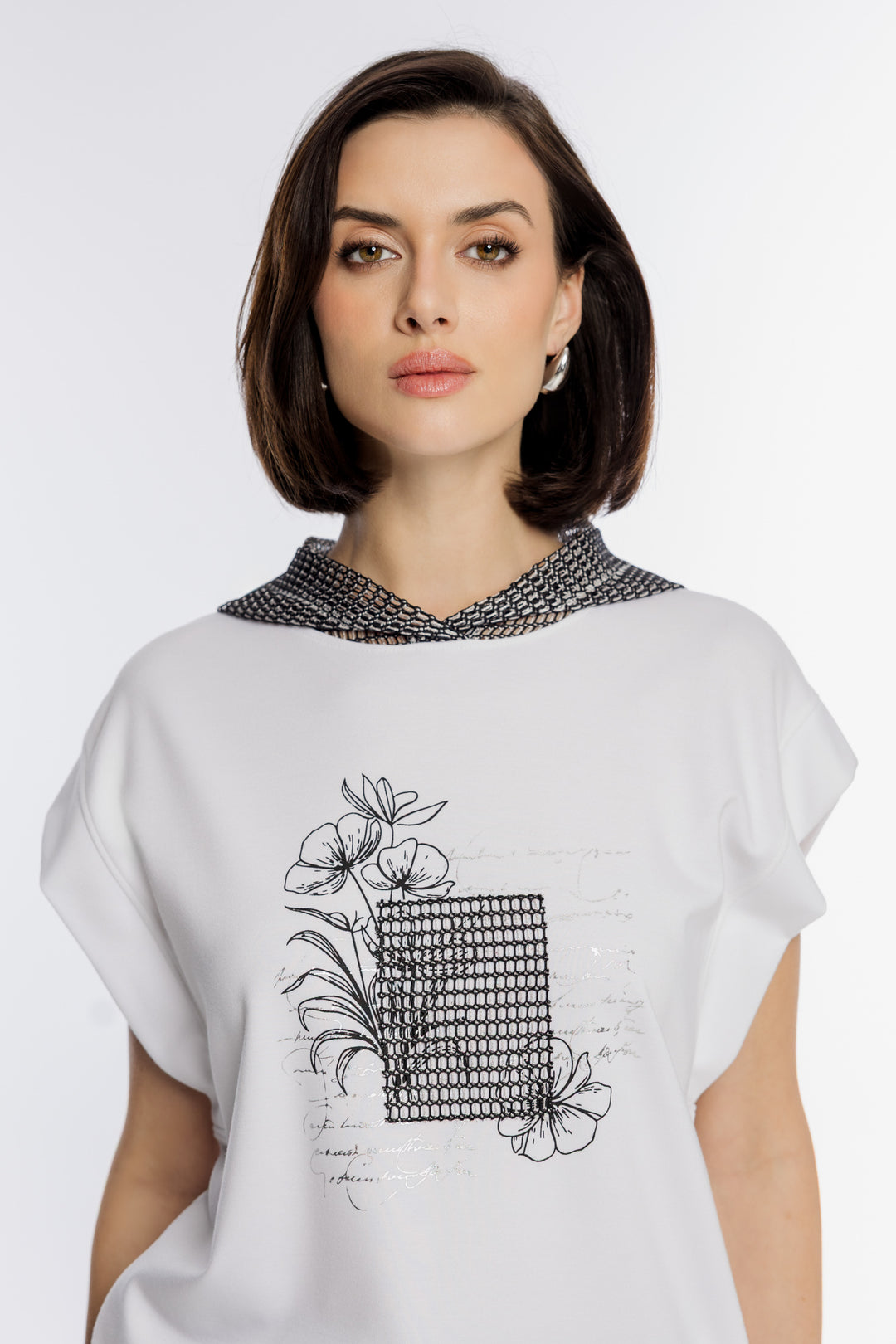 Biała bluza bez rękawów z ozdobnym kapturem