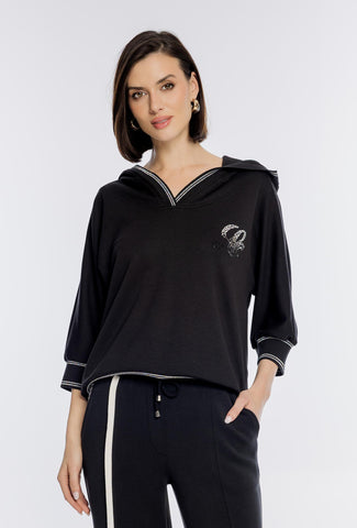 Czarna bluza z kapturem i błyszczącą aplikacją