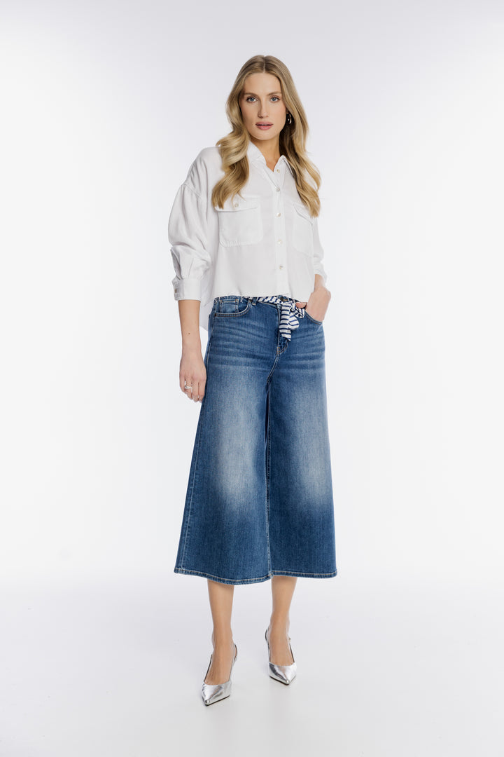 Biała koszula oversize i jeansowe spodnie culotte
