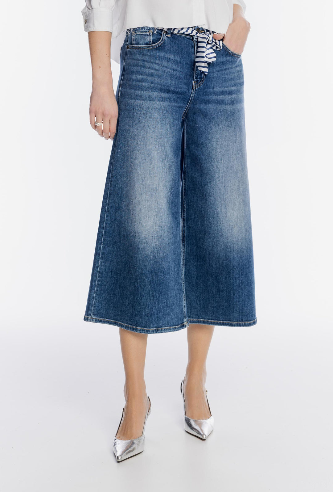 Biała koszula oversize i jeansowe spodnie culotte