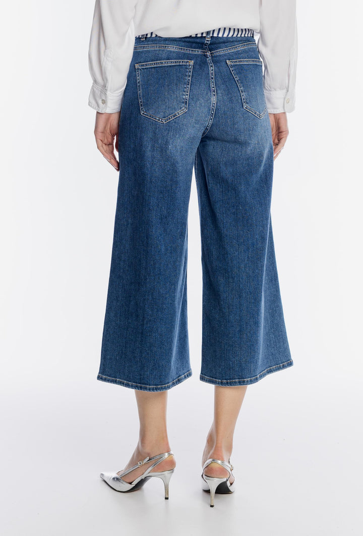 Biała koszula oversize i jeansowe spodnie culotte