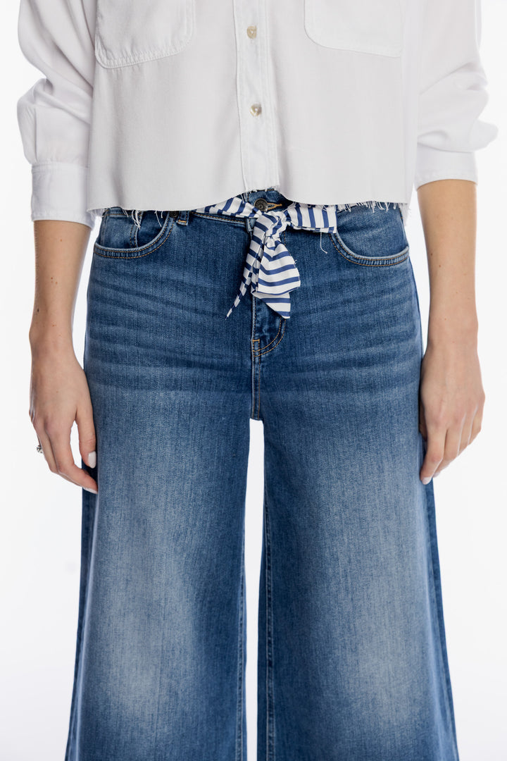 Biała koszula oversize i jeansowe spodnie culotte