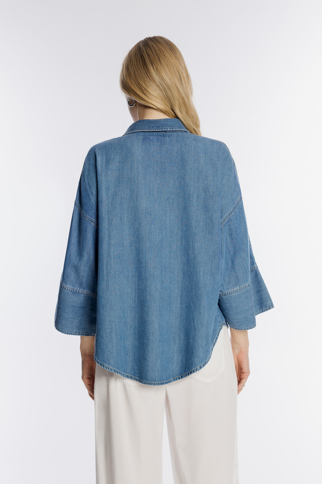 Jeansowa koszula damska z ozdobną kieszenią i dżetami