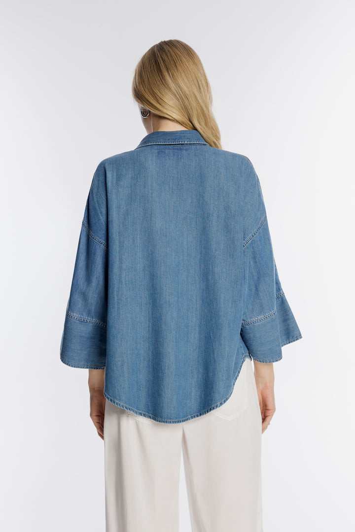Jeansowa koszula damska z ozdobną kieszenią i dżetami
