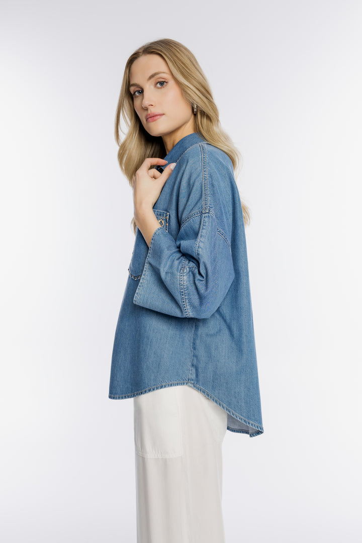 Jeansowa koszula damska z ozdobną kieszenią i dżetami