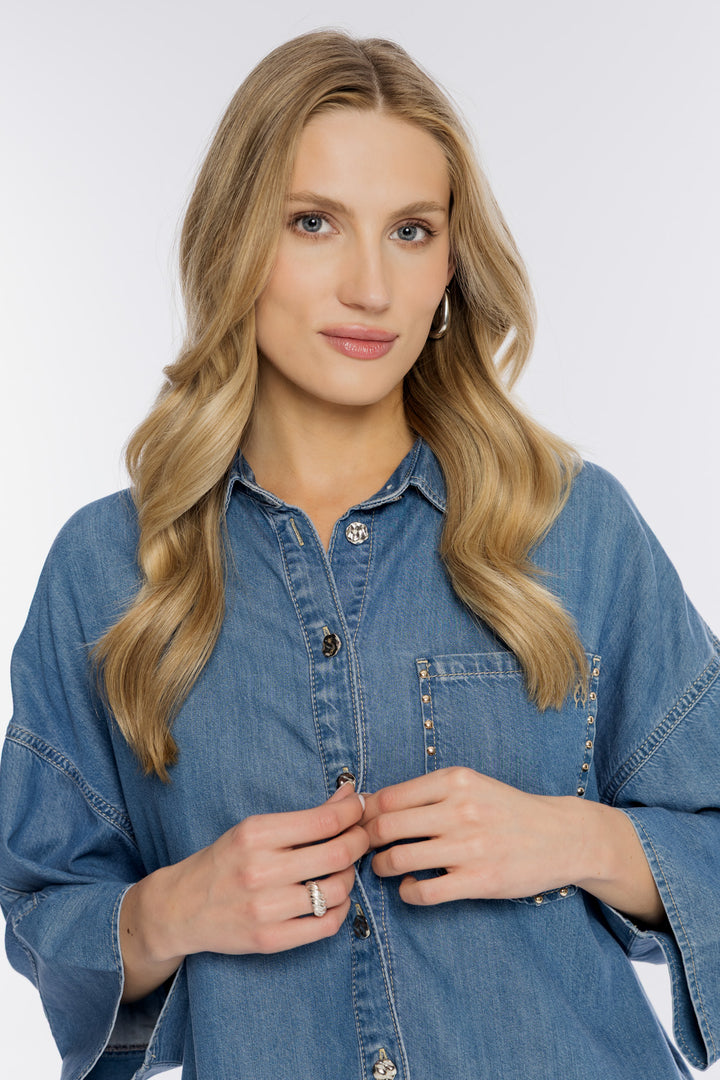 Jeansowa koszula damska z ozdobną kieszenią i dżetami