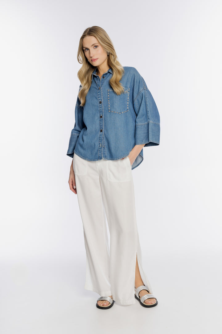 Jeansowa koszula damska z ozdobną kieszenią i dżetami