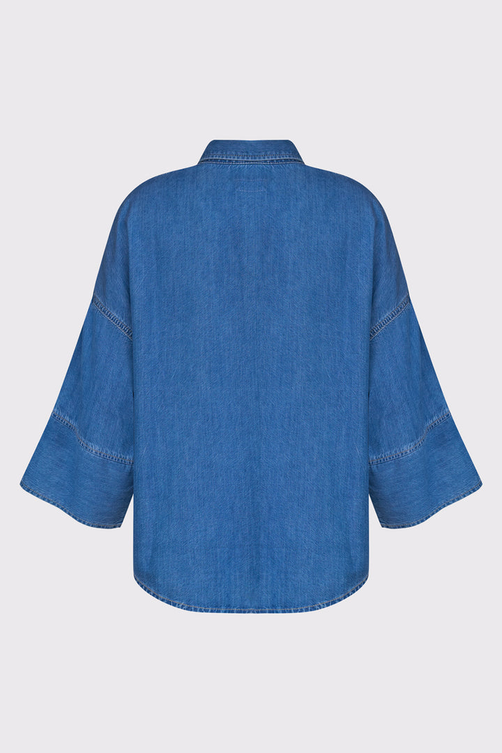 Jeansowa koszula damska z ozdobną kieszenią i dżetami
