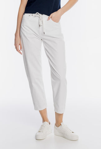 Białe spodnie bawełniane z naszywanymi kieszeniami i przeszyciami