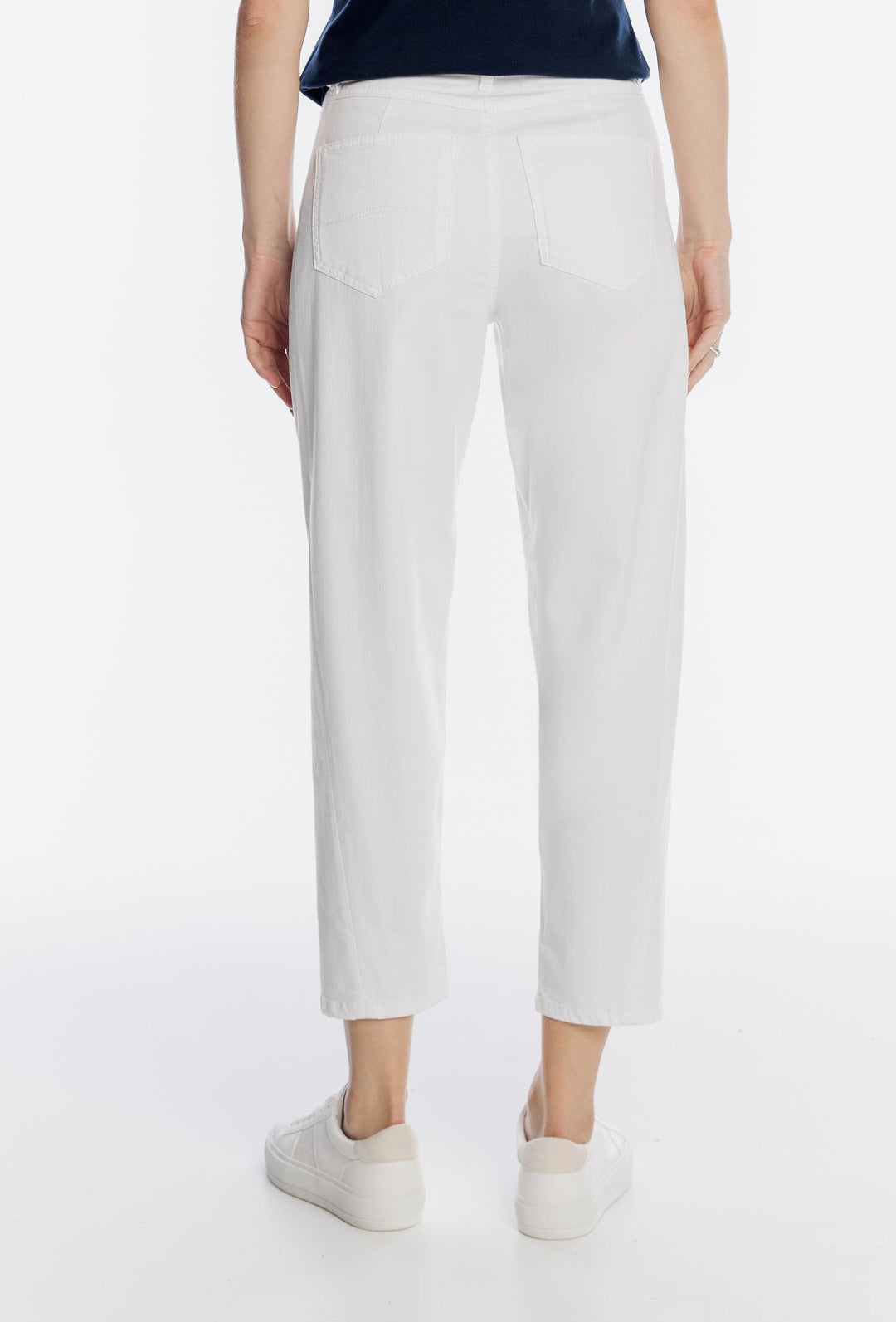 Białe spodnie damskie typu jogger z wiązaniem