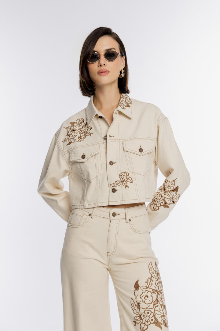 Kremowy zestaw jeansowy z brązowym haftem kwiatowym