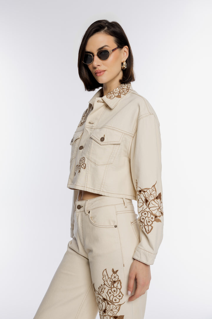 Kremowy zestaw jeansowy z brązowym haftem kwiatowym