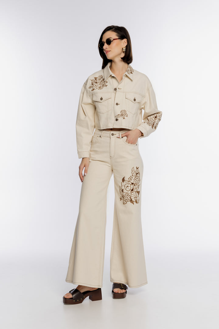 Kremowy zestaw jeansowy z brązowym haftem kwiatowym