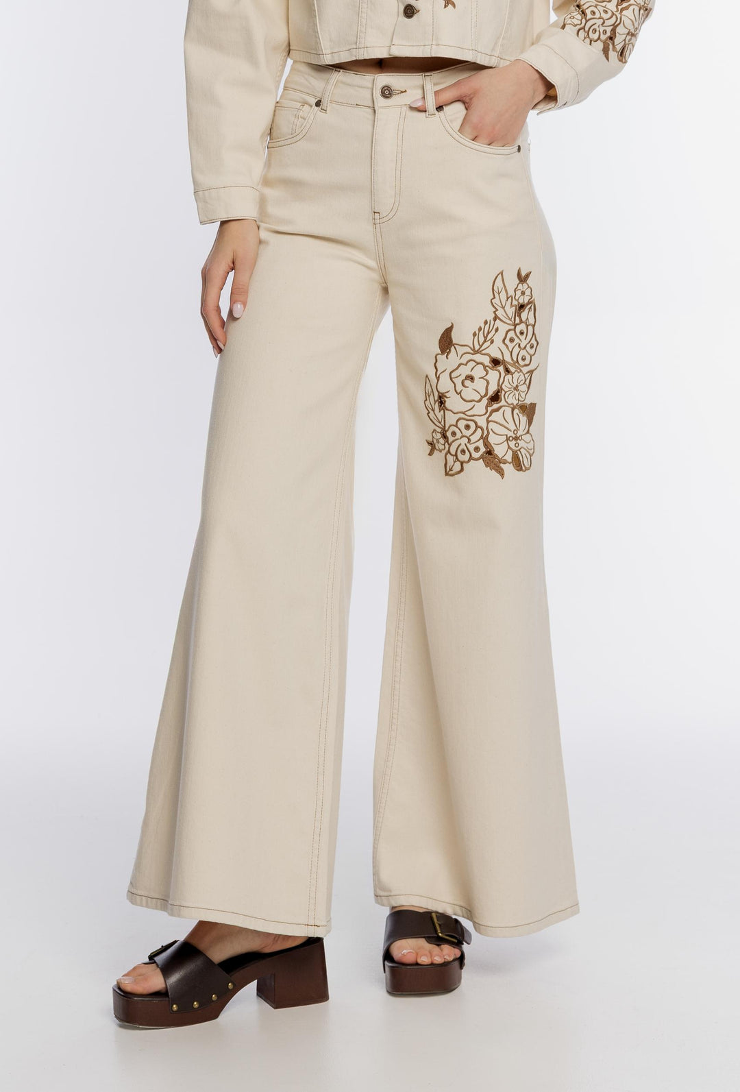 Kremowy zestaw jeansowy z brązowym haftem kwiatowym