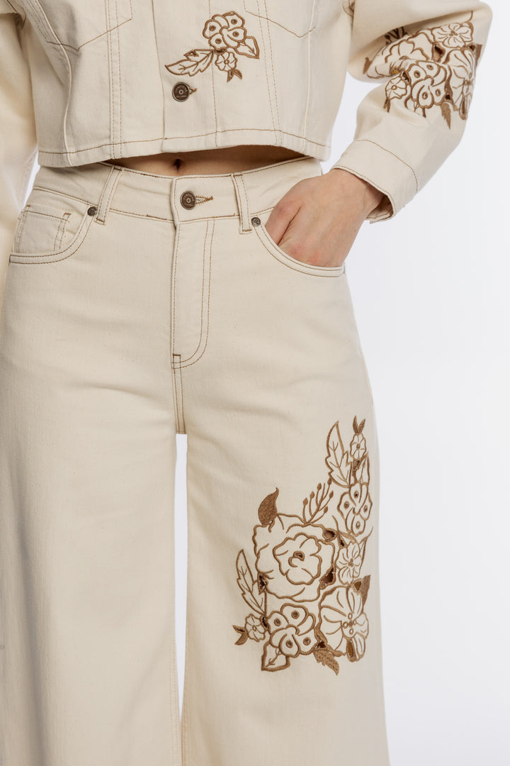 Kremowy zestaw jeansowy z brązowym haftem kwiatowym