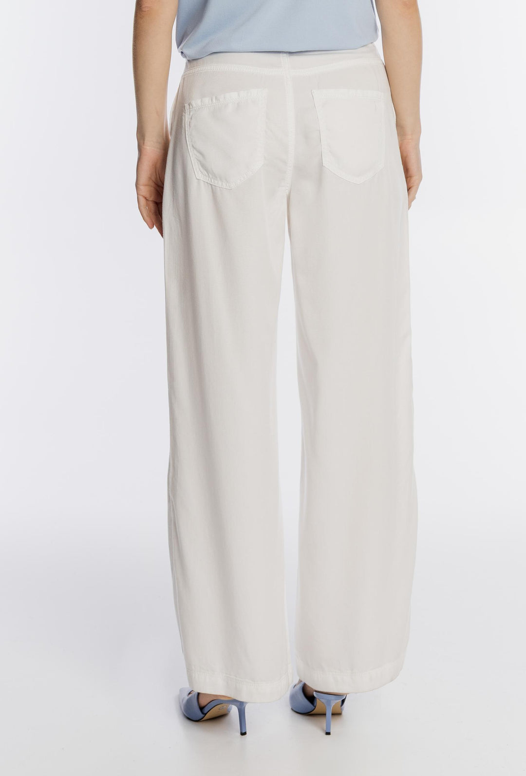 Błękitna bluzka damska z dekoltem w serek