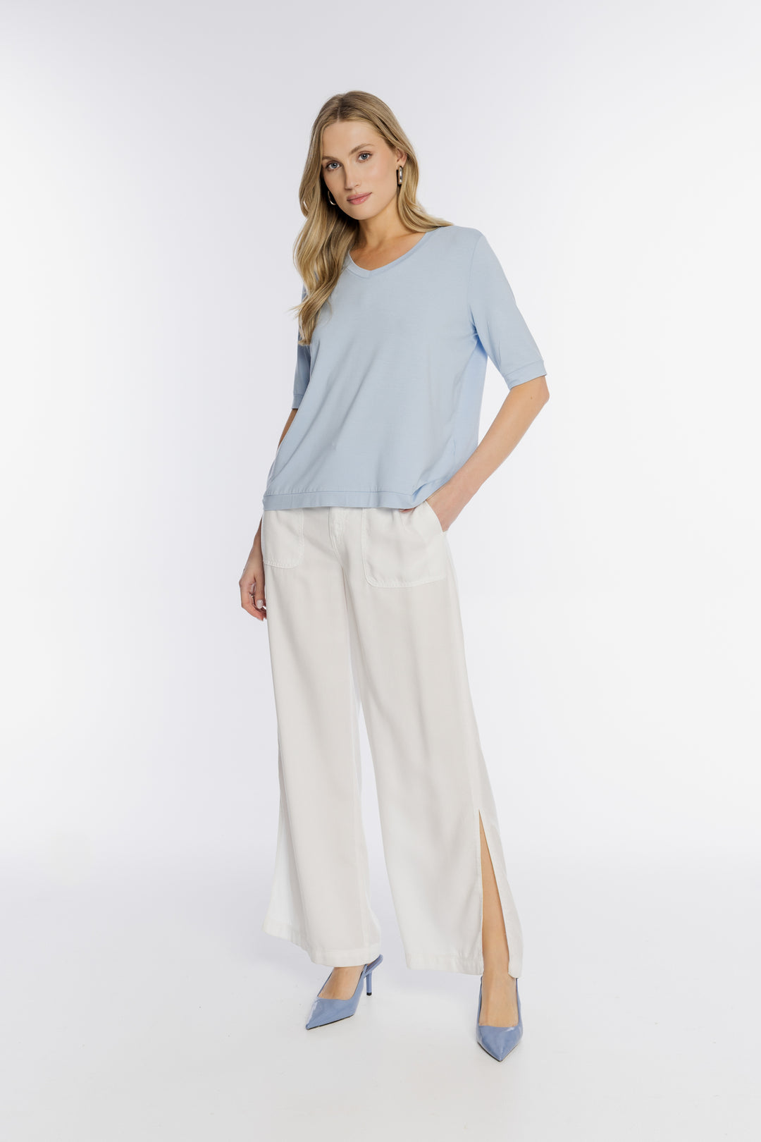 Błękitna bluzka damska z dekoltem w serek