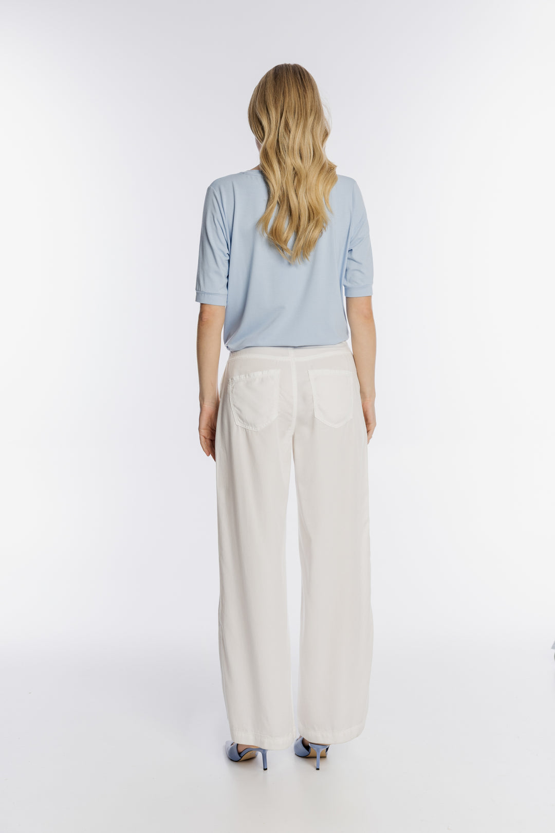 Błękitna bluzka damska z dekoltem w serek