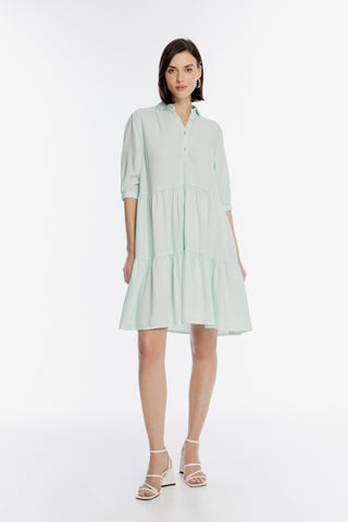 Lekka miętowa sukienka z trójstopniowymi falbanami