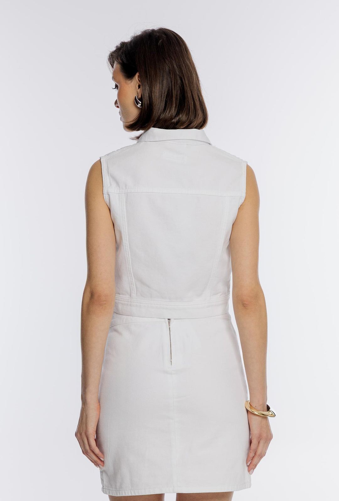 Biała krótka kamizelka damska z haftem kwiatowym