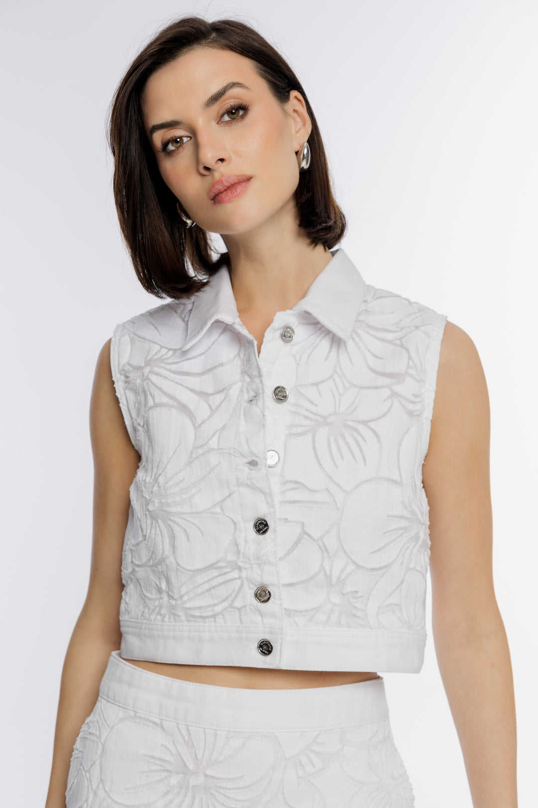 Biała krótka kamizelka damska z haftem kwiatowym
