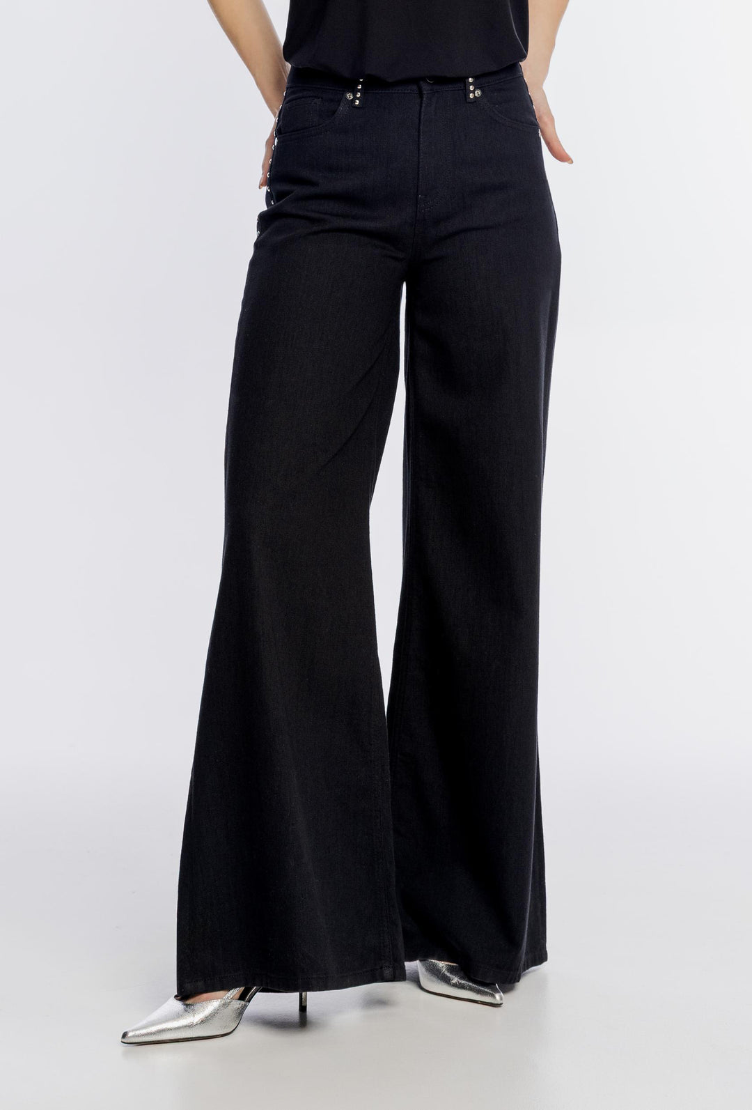 Czarne szerokie spodnie jeansowe z ozdobnymi dżetami