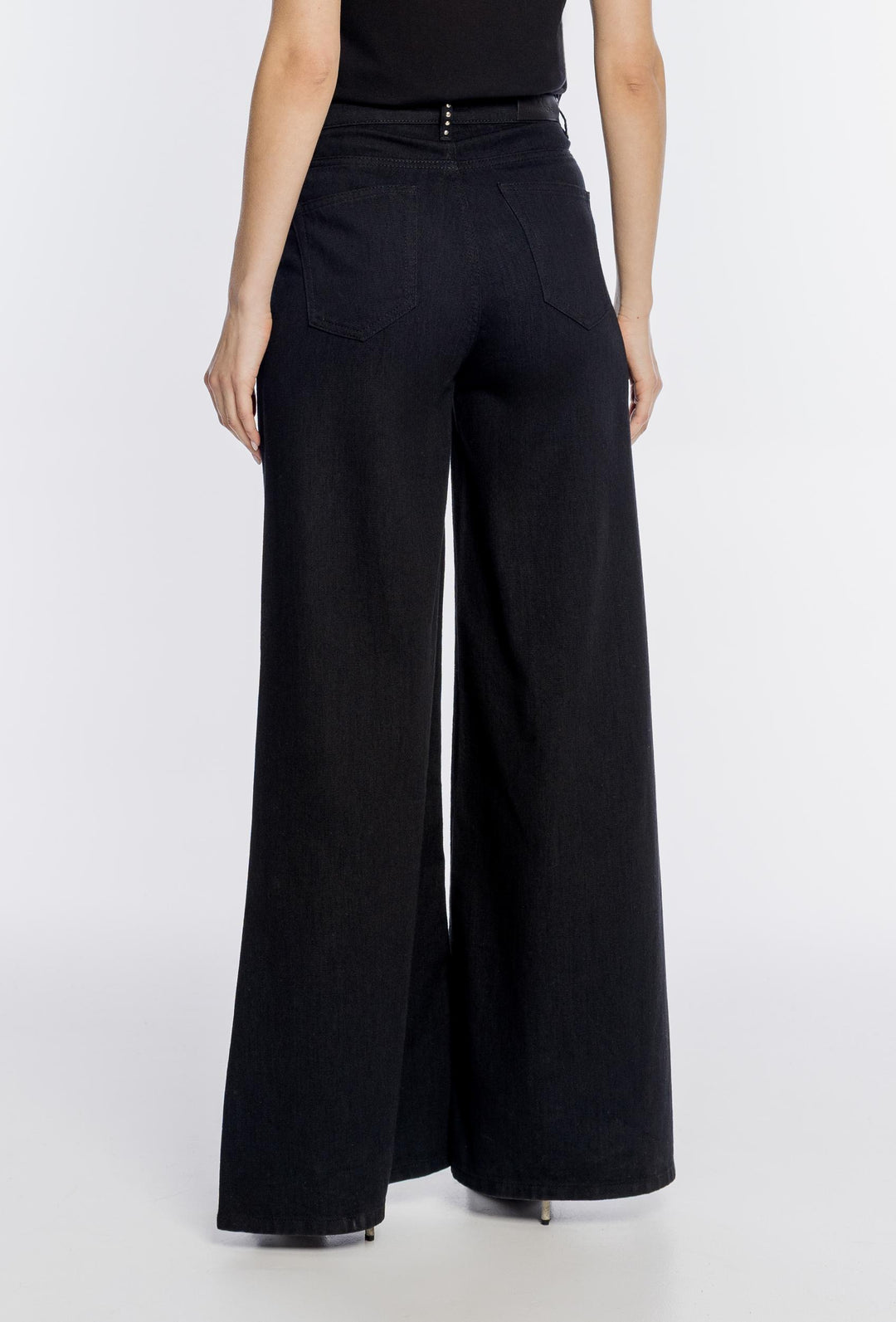 Czarne szerokie spodnie jeansowe z ozdobnymi dżetami