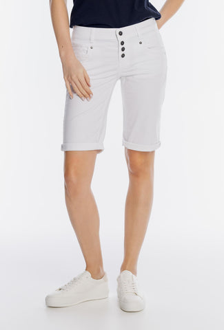 Białe szorty bermudy z ozdobnymi guzikami