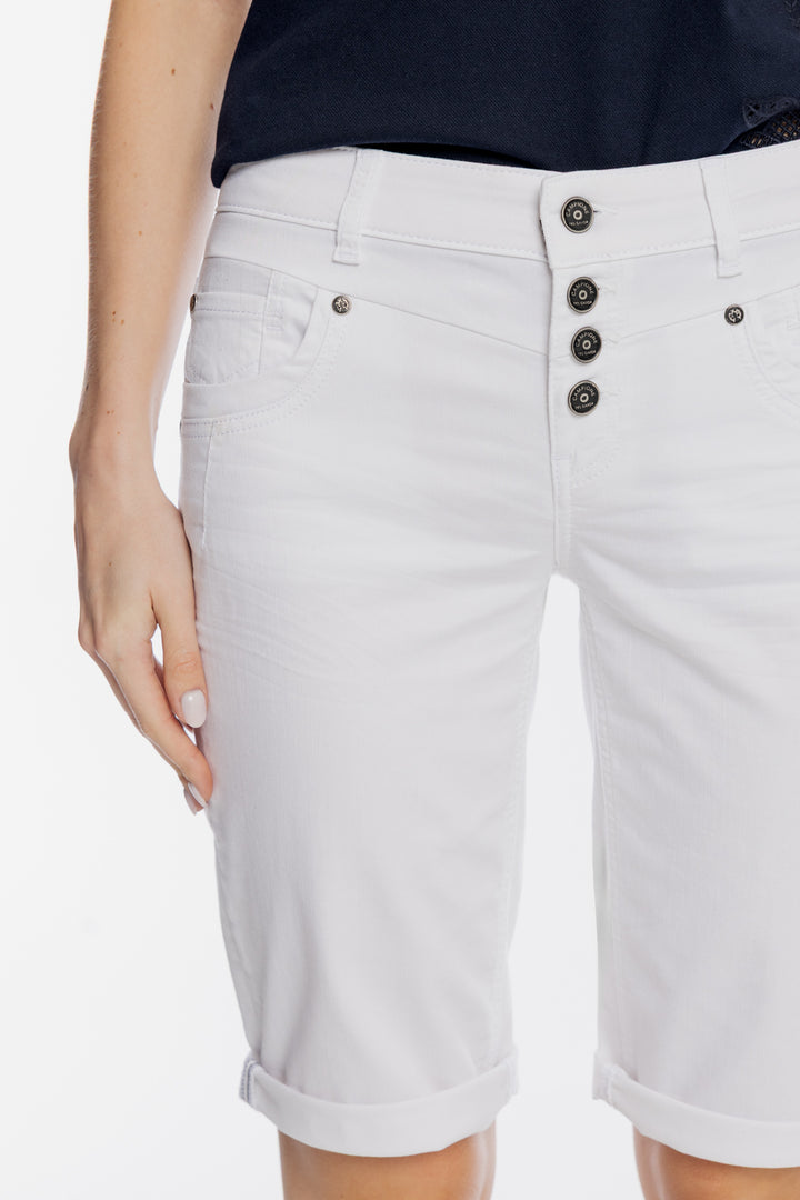 Białe szorty bermudy z ozdobnymi guzikami