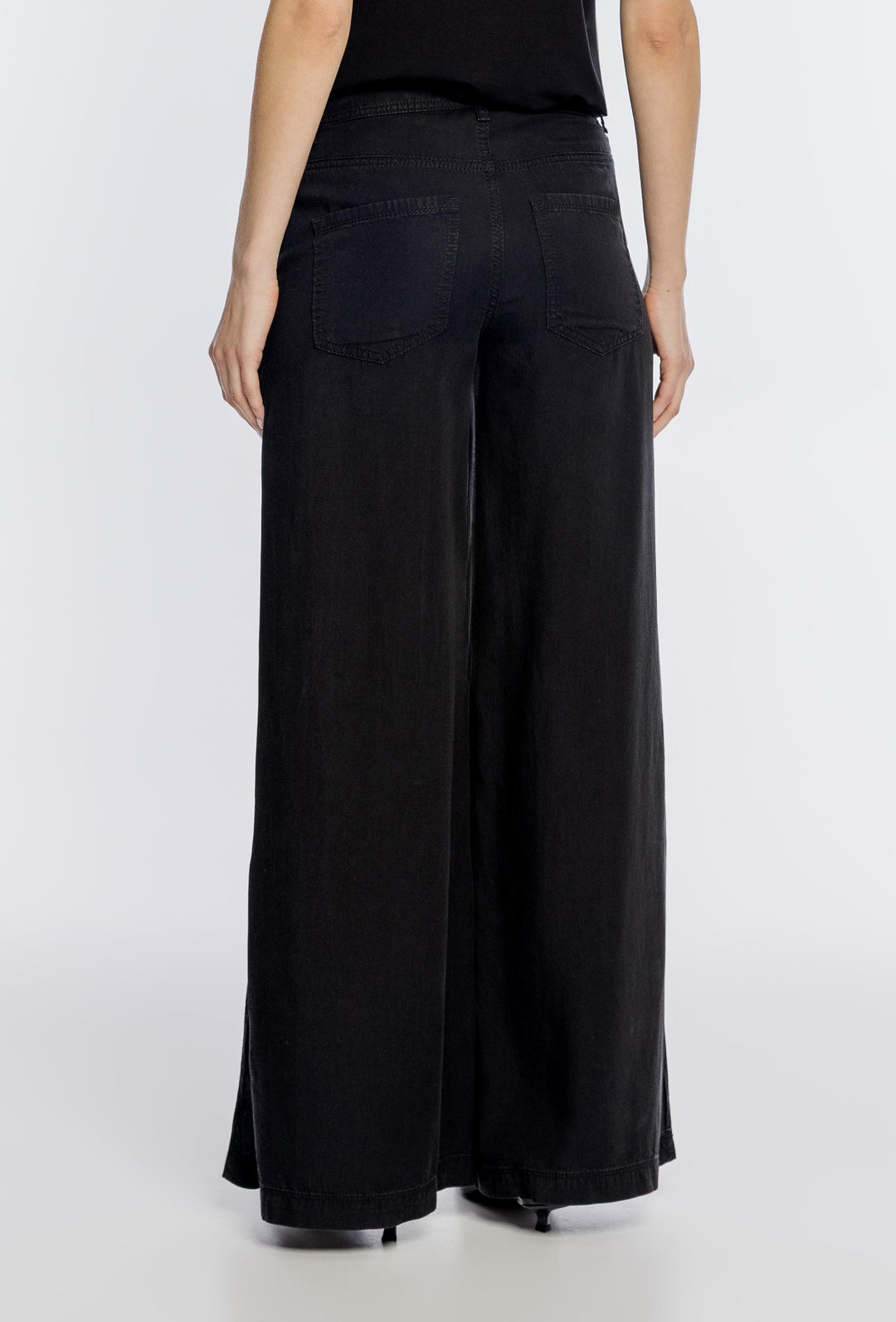 Czarne luźne spodnie z wiązaniem w pasie