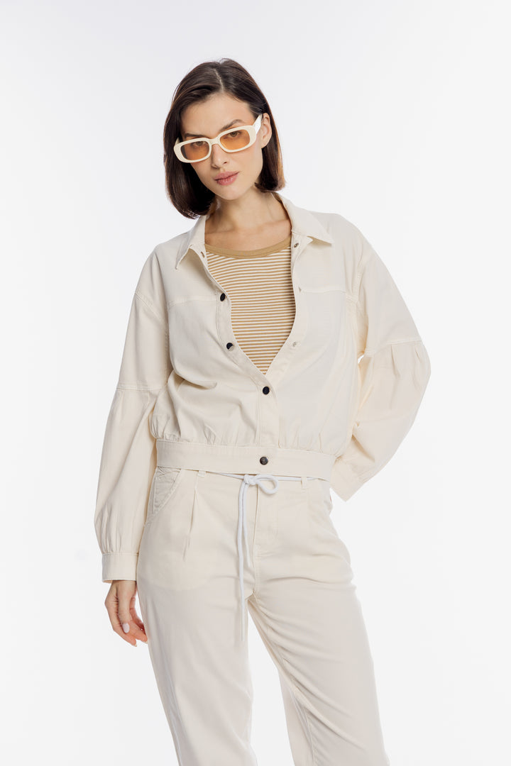 Beżowa kurtka przejściowa ze ściągaczem w pasie