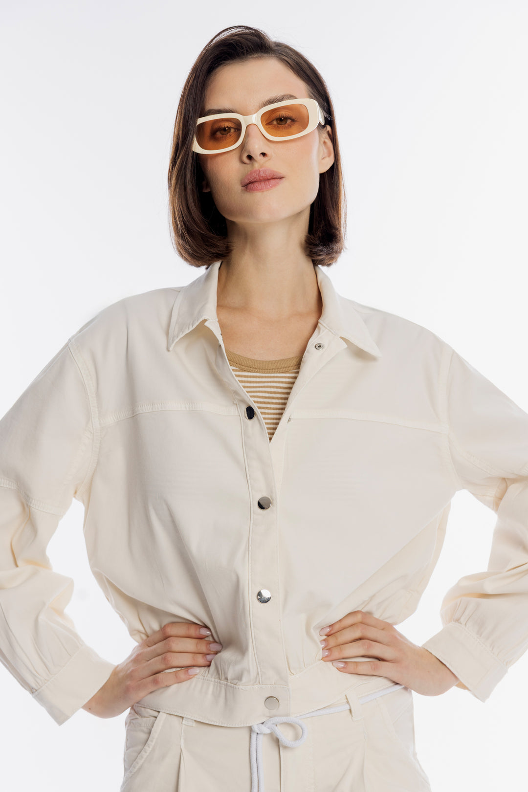 Beżowa kurtka przejściowa ze ściągaczem w pasie