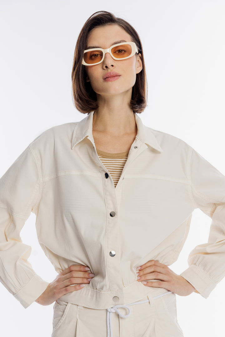 Beżowa kurtka przejściowa ze ściągaczem w pasie