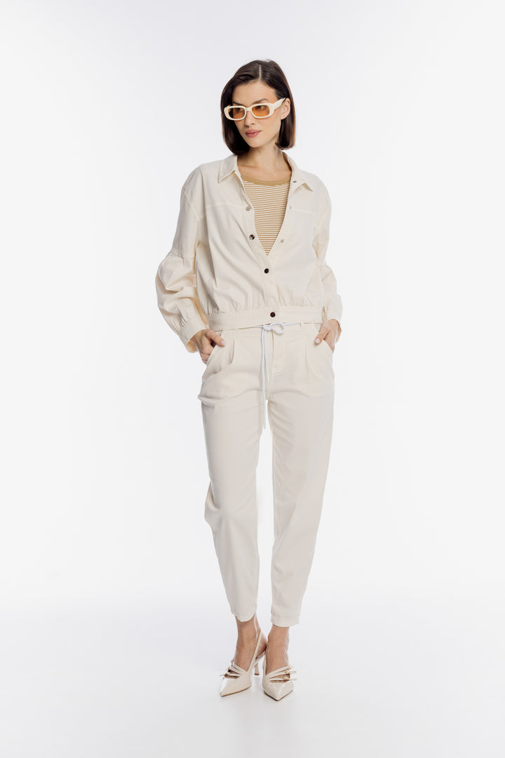 Beżowa kurtka przejściowa ze ściągaczem w pasie