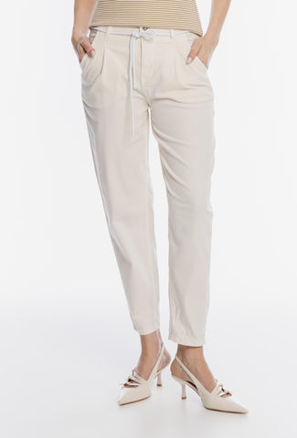 Kremowe spodnie damskie z ozdobnym białym sznurkiem