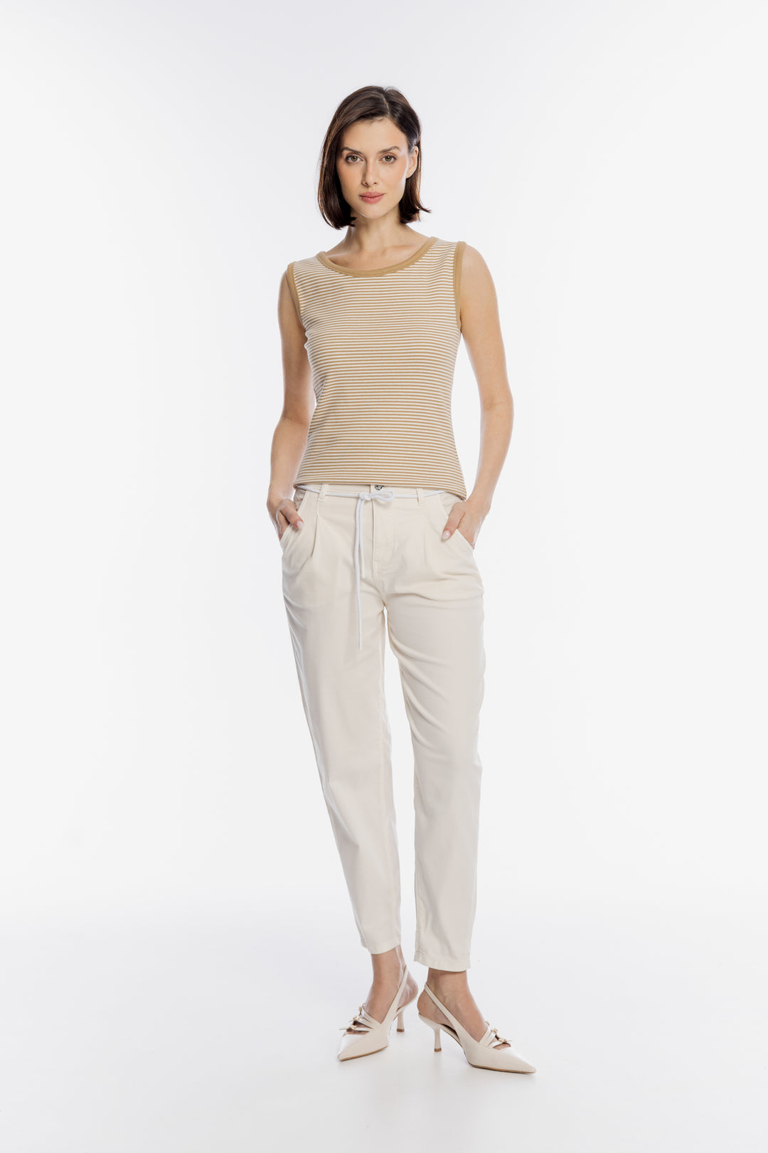 Kremowe spodnie damskie z ozdobnym białym sznurkiem