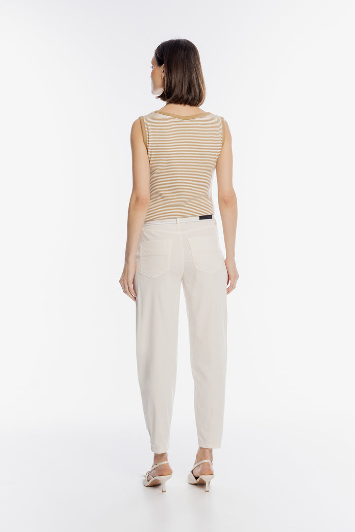 Kremowe spodnie damskie z ozdobnym białym sznurkiem