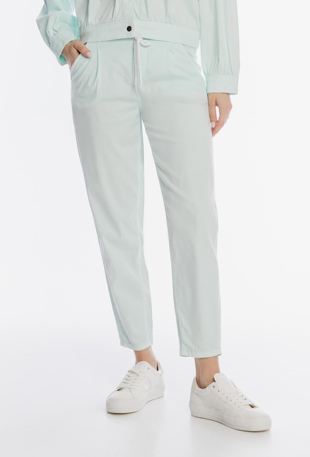 Miętowe spodnie damskie o swobodnym kroju z sznurkiem