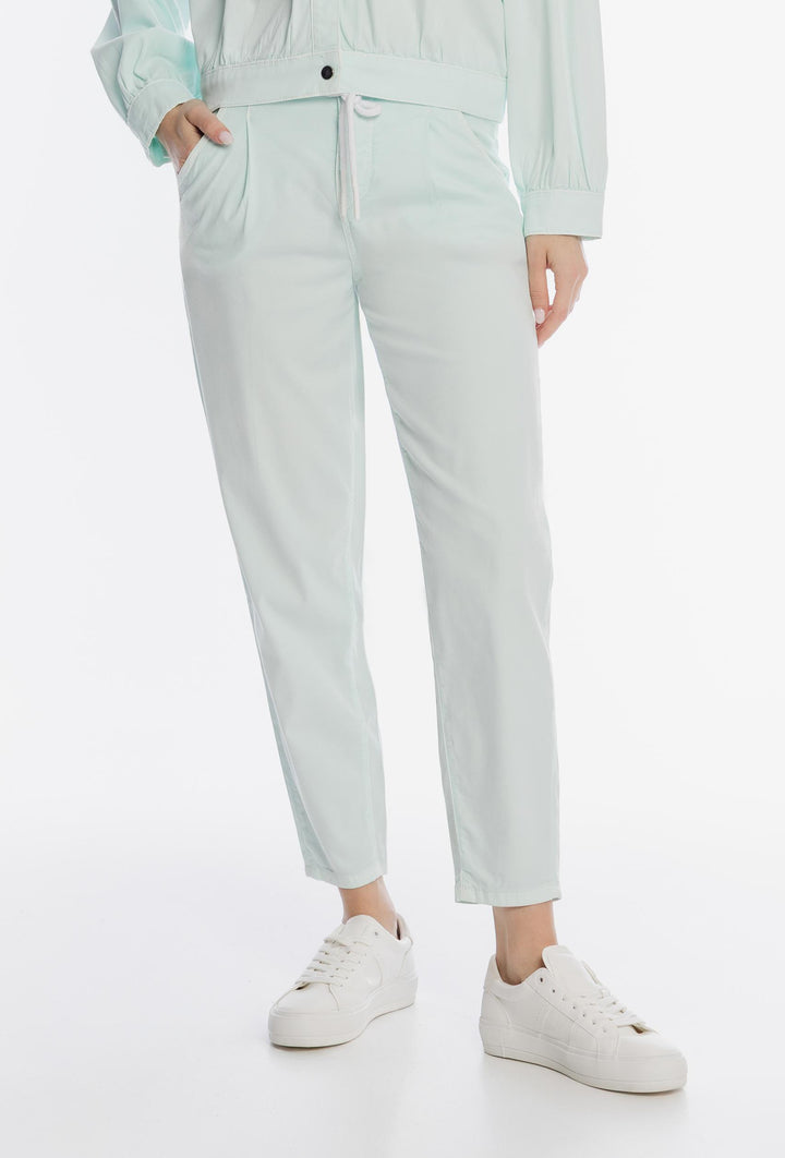 Miętowe spodnie damskie o swobodnym kroju z sznurkiem