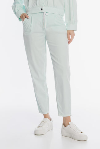 Miętowe spodnie damskie o swobodnym kroju z sznurkiem