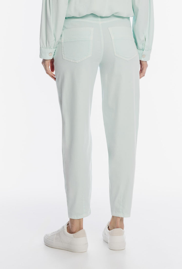 Miętowe spodnie damskie o swobodnym kroju z sznurkiem