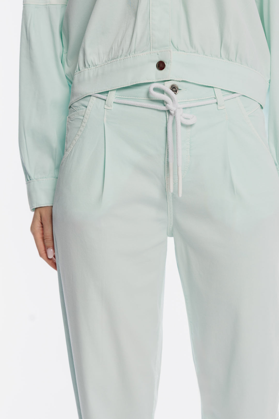 Miętowe spodnie damskie o swobodnym kroju z sznurkiem