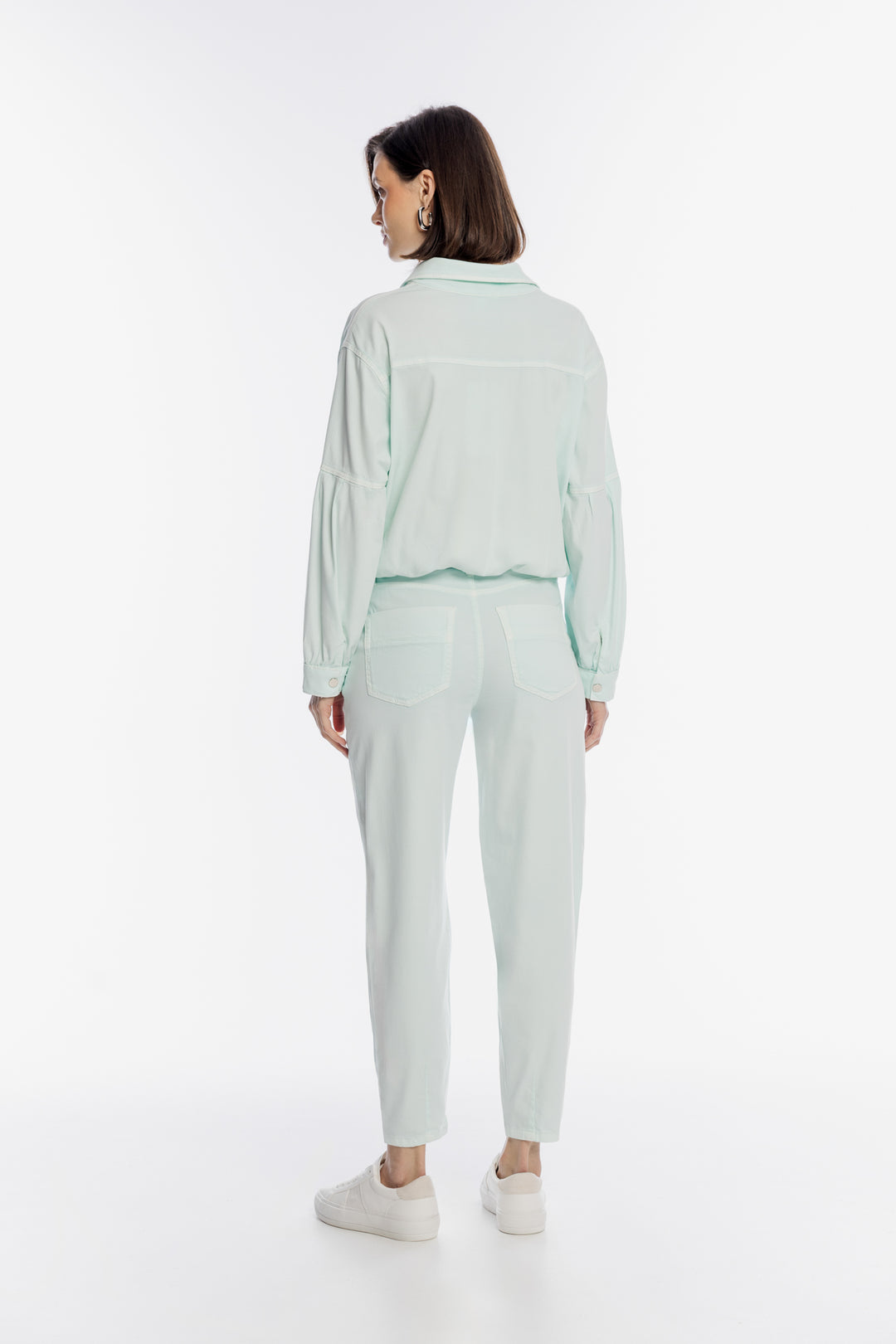 Miętowe spodnie damskie o swobodnym kroju z sznurkiem