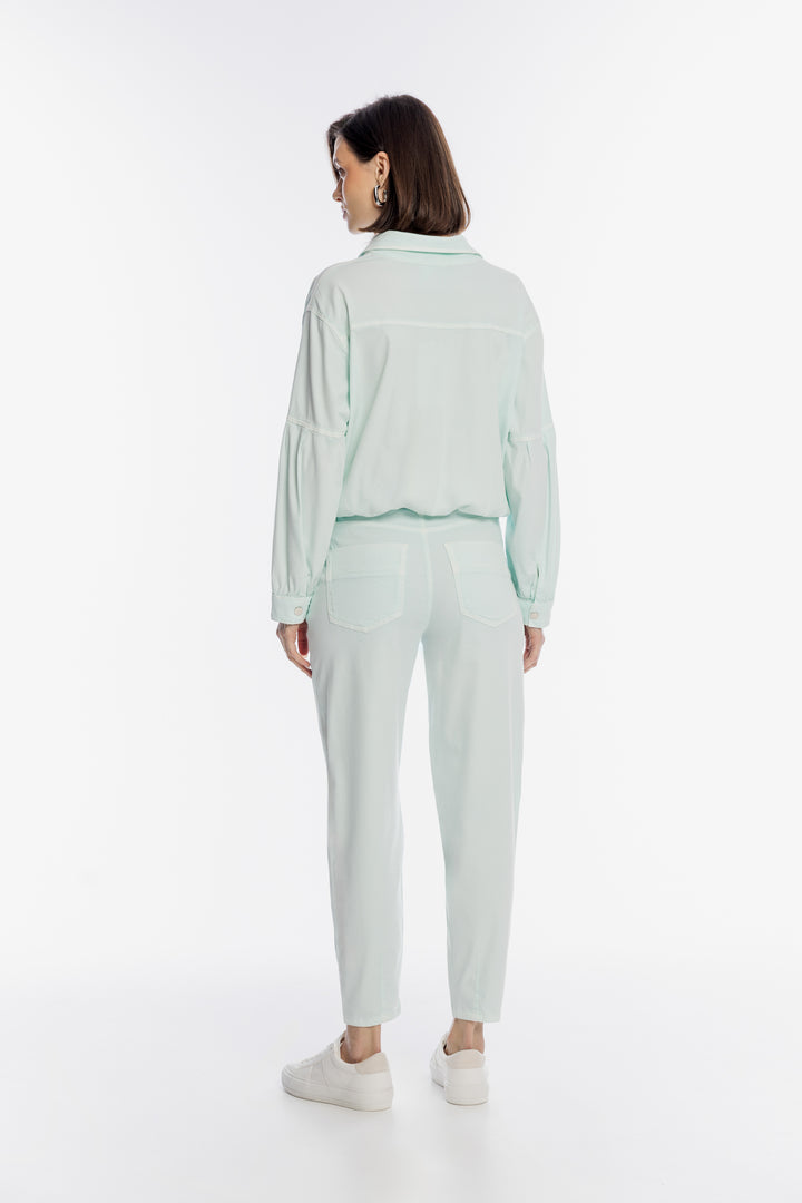 Miętowe spodnie damskie o swobodnym kroju z sznurkiem