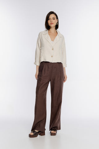 Beżowa lniana marynarka i brązowe spodnie z szeroką nogawką