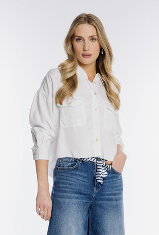 Biała koszula damska z dwiema kieszeniami piersiowymi